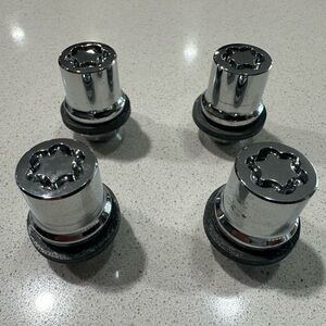 Toyota/Lexus OEM Chrome Wheel Lock Set Without its Key.